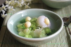 Khi dùng chỉ việc múc vào chén chè hạt sen, vải và bên trên cho rau câu cắt hạt lựu, dùng lạnh rất ngon.