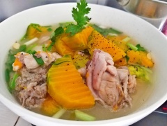 Mở bếp lại, đun nóng canh và nêm nếm gia vị cho vừa ăn. Hành lá, ngò rí cắt khúc cho vào canh. Múc ra tô và dùng khi còn nóng.