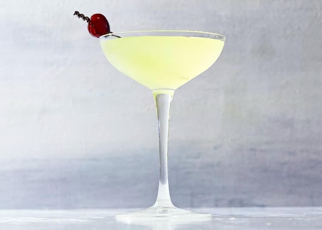 El cóctel Last Word adornado con una cereza