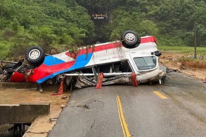 Lũ quét cuốn trôi xe khách chở 20 người tại Cao Bằng - Báo Pháp Luật TP.HCM