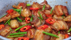Tiếp đó cho thịt rang cháy cạnh vào chảo sốt, đảo đều rồi cho 10gr ớt và 10gr hành lá lên trên.