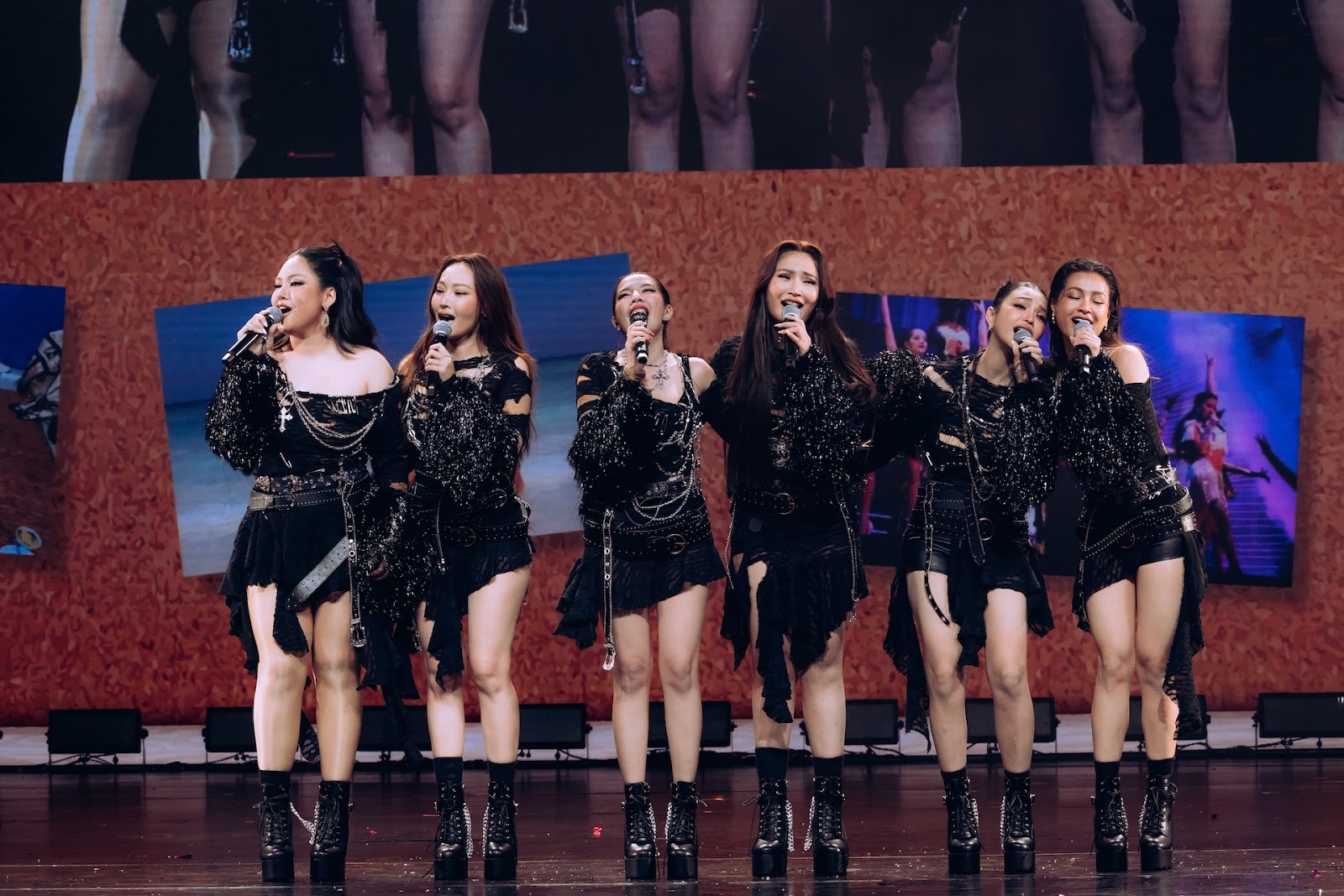 “ใบเตย อาร์สยาม” สุดปลื้ม! แฟนคอนในฝันเกิดขึ้นจริง  ขนเพลงฮิตจัดเต็ม 3 ชั่วโมง ตัวลูก–ตัวมัมรวมพลังแดนซ์สนั่นฮอลล์ ภาพที่ 4
