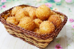Bánh khoai tây chiên xù hấp dẫn với vị bùi bùi, béo thơm của ngoai tây, chấm ăn cùng tương ớt hay tương cà đều tuyệt. Đây là món ăn chơi giàu năng lượng có thể giúp bạn bổ sung dưỡng chất cho bữa sáng hấp dẫn.