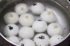 Đổ nước vào nồi đun sôi, thả bánh trôi vào nồi luộc, khi bánh nổi lên trên mặt nước là bánh chín. Bạn vớt bánh ra âu nước lọc để bánh không bị dính vào nhau. Đổ khoảng 500ml nước vào nồi, thêm đường nâu vào nồi đun sôi, nếm thử cho vừa khẩu vị. Tiếp theo, bạn thêm gừng thái sợi và 2 thìa nước cốt dừa vào nồi khuấy đều.