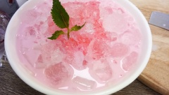 Chè thạch bột bắp sữa tươi dâu có vị ngọt dịu, thơm hương dâu rất đặc trưng. Nếu thích nước chè được đặc sánh thì bạn có thể đun nóng sữa tươi dâu cùng ít bột bắp cho có độ sệt như ý là được.