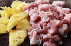 Thịt ba chỉ mua về rửa sạch, cắt miếng vừa ăn. Thơm gọt vỏ, bỏ mắt, rửa sạch, cắt miếng vừa ăn.