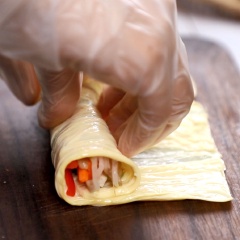 300gr váng đậu tươi rửa sạch rồi để ráo ( nếu váng đậu khô thì luộc trước khi cuộn), sau đó trải dài váng đậu lên thớt, cho các loại rau củ và chả vào, sau đó từ từ cuộn tròn lại sao cho váng đậu không bị rách.