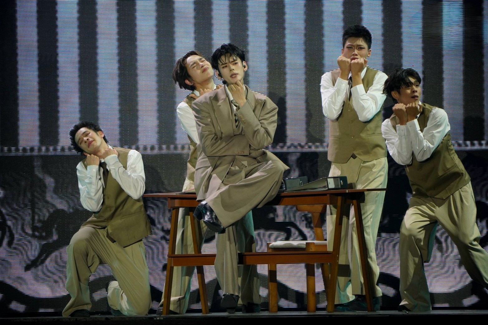 “PERSES UNCENSORED CONCERT” ปลดล็อกทุกตัวตนแบบไม่มีกั๊ก!  5 หนุ่ม PERSES โชว์ศักยภาพรอบด้าน จัดเต็มทุกโชว์สุดพลัง เปิดทุกมุมที่ไม่เคยเห็น ภาพที่ 23