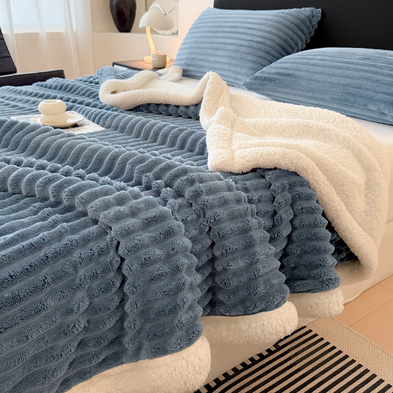 Doppellagige, gestreifte Lammfleece-Wohndecke