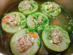 Cho thêm vào nồi 1/2 thìa cà phê bột canh, 1 thìa cà phê mắm để món canh dậy mùi thơm hơn, đun sôi tầm khoảng 10-15 phút là bầu sẽ chín. Đổ hành lá, mùi tàu thái nhỏ và vài lát ớt vào nồi (nếu bạn thích ăn cay). Nêm nếm nước canh cho vừa vặn là có thể tắt bếp.