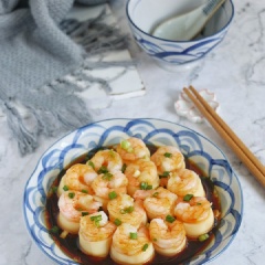 Trong chén nhỏ, hòa tan đường với nước tương và dầu mè, hành lá rồi dội lên đĩa đậu hũ, dùng nóng. Với món đậu hũ non hấp tôm sốt nước tương này, bạn sẽ sẵn sàng chinh phục được bao tử của các chàng nhé!