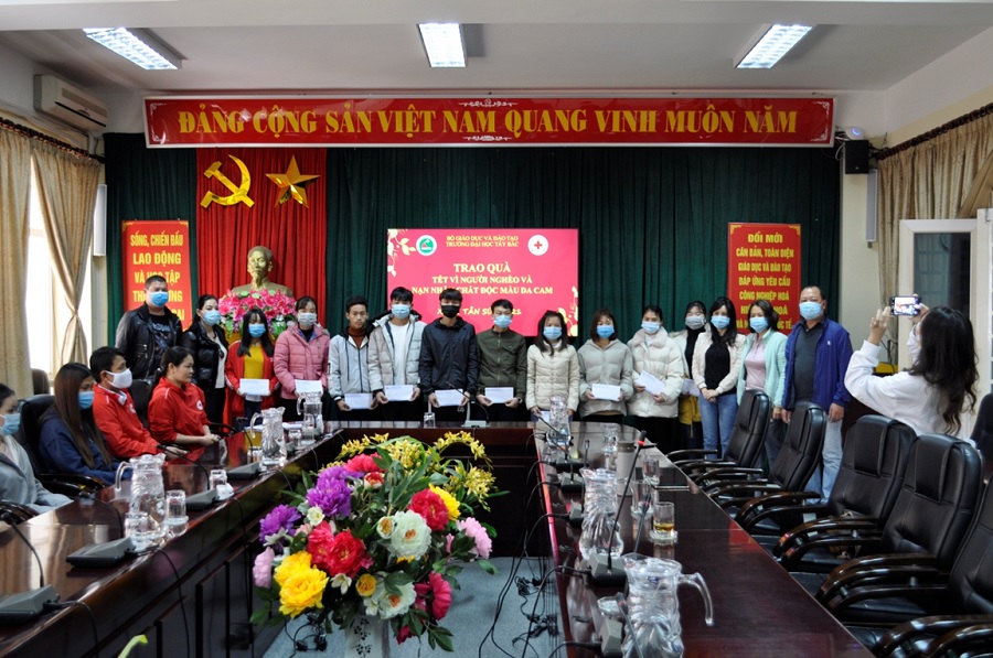 Trao quà  “Tết vì người nghèo và nạn nhân chất độc da cam - Xuân Tân Sửu 2021” Tại Trường Đại học Tây Bắc
