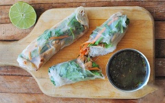 Thưởng thức gỏi cuốn thịt gà với nước tương cay tùy ý.