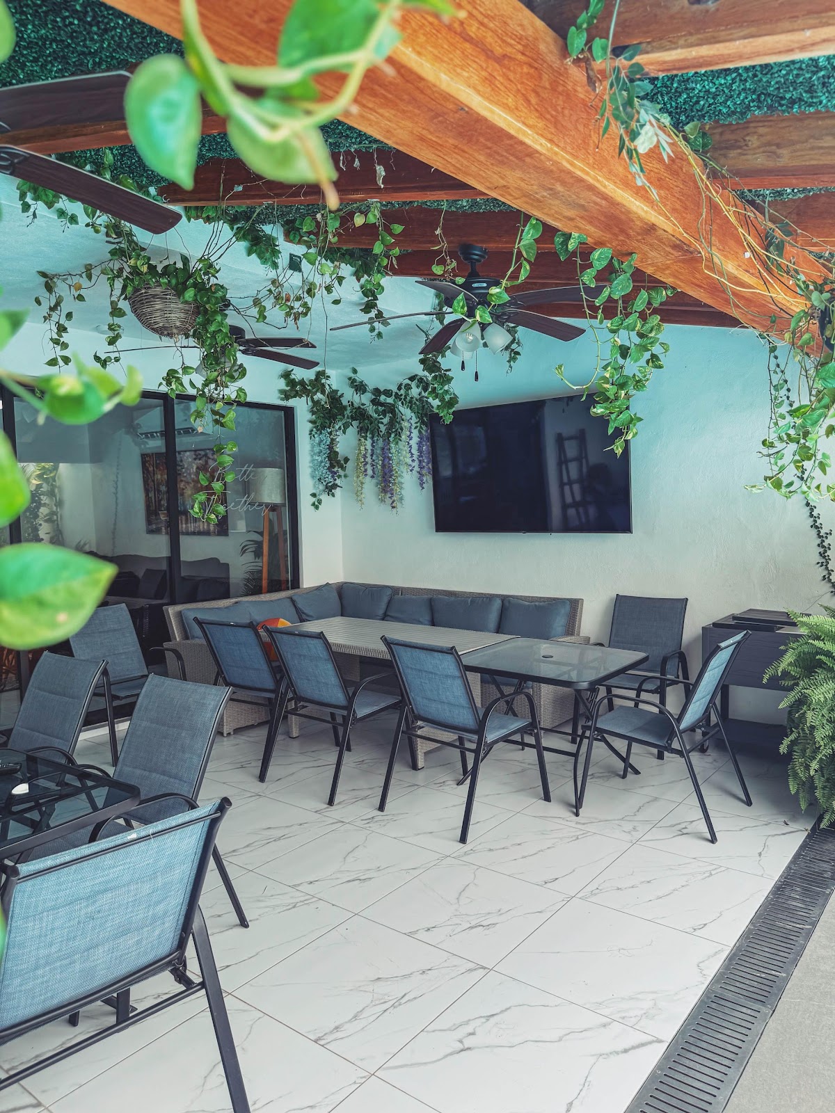 Terraza con mesa larga lista para una cena de grupo