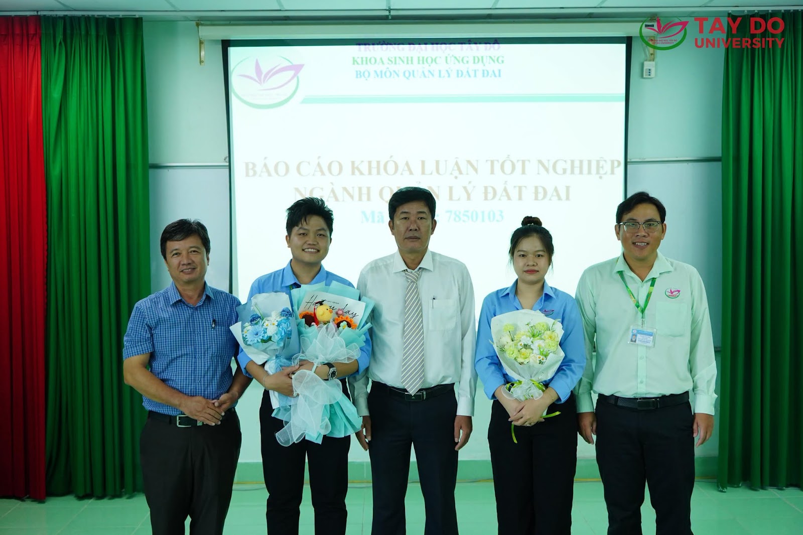 Sinh viên Ngành Quản lý đất đai, Trường Đại học Tây Đô báo cáo Khóa luận tốt nghiệp