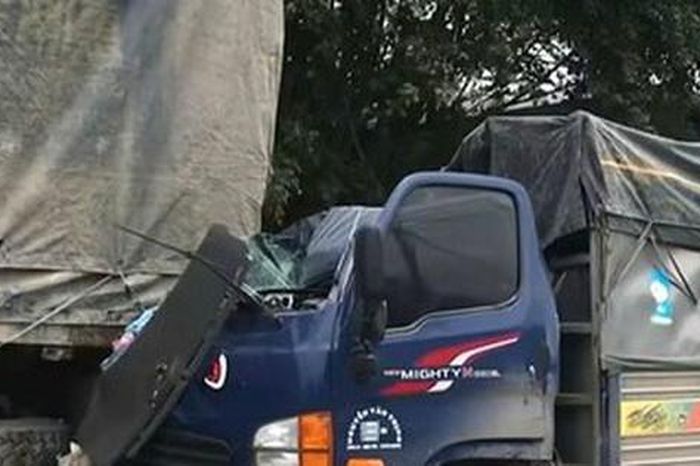 Ô tô tải tông xe đầu kéo, 3 người thương vong - Báo Người Lao Động
