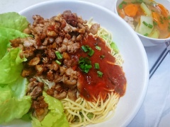 Cuối cùng chỉ cần cho mì vào tô, thêm thịt và cá đã chiên vào cùng với nước sốt. Khi ăn chỉ cần trộn đều là được. Mì trộn sẽ ngon hơn khi ăn kèm chút rau xà lách và nước súp củ.