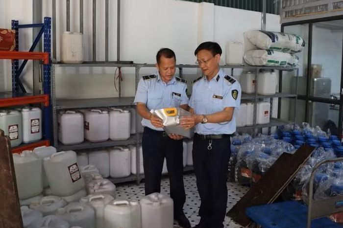 Kiểm tra điểm tích trữ 9.000 lít rượu tại Hà Nội - Đài Phát thanh và truyền hình Hà Nội