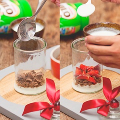 Cho vào ly 3 muỗng cà phê sữa chua, 3 muỗng cà phê Koko Krunch và 2 muỗng cà phê dâu ngâm đường.