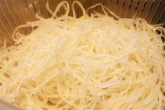 Đầu tiên da heo mua về rửa sạch, trần chín rồi cắt sợi nhỏ và ngắn. Thịt heo xay nhuyễn đem trộn đều với da heo, tỏi, hạt nêm, đường, hạt tiêu và thật ít nước mắm.