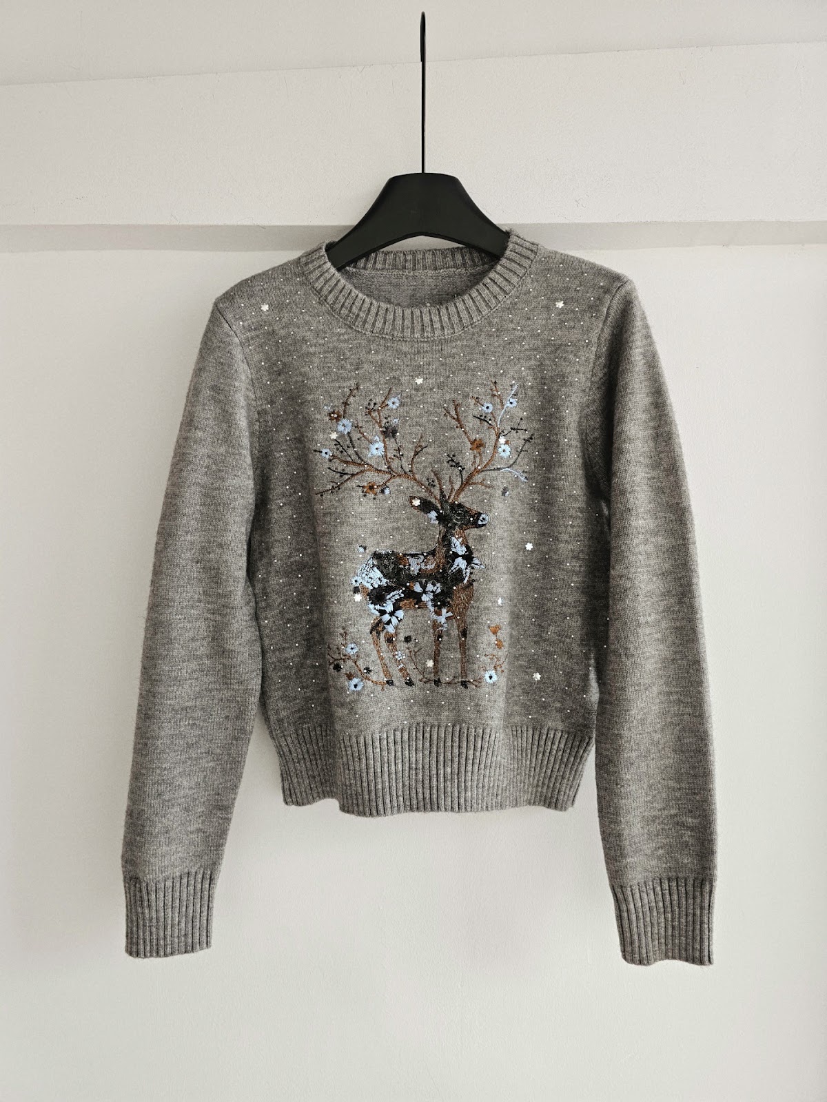 Knitted sweater with reindeer embroidery and sequins