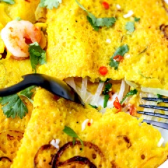Cho bánh xèo ra đĩa. Ăn kèm nước mắm chua ngọt, bánh tráng cuốn và rau sống các loại nhé!