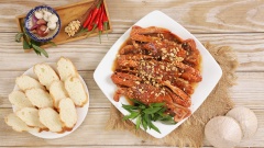 Gắp ghẹ ra đĩa, lót rau răm trang trí, rắc đậu phộng lên trên ghẹ, có thể ăn kèm với bánh mì chấm sốt me hoặc muối ớt xanh.