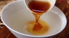 Cách pha nước mắm ăn bánh đúc nóng: Rót 400ml nước sôi vào tô, thêm 60gr đường và 40ml nước mắm khuấy cho tan rồi để nguội, thêm vào 10gr tỏi băm và 10gr ớt băm.