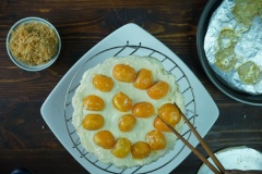 Cách làm bánh bông lan trứng muối phô mai: Phết lớp sốt phô mai lên mặt bánh bông lan nướng, xếp xen kẽ từng trứng muối nướng lên trên, rắc chà bông lên là hoàn tất. Cắt bánh bông lan trứng muối sốt phô mai chà bông thành từng miếng vừa nhỏ thưởng thức nhé. Với cách làm bông lan trứng muối sốt phô mai mềm xốp, thơm ngon này, đảm bảo sẽ chiều lòng được cả nhà đấy nhé!