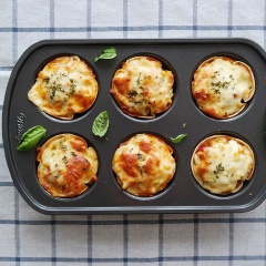 Cắt bánh Tortilla thành những miếng tròn có đường kính vừa với khay cupcake nhà bạn. Ấn các vỏ bánh vào khay cupcake, sau đó múc hỗn hợp bánh gạo sốt cà chua vào gần đầy khuôn. Ở trên rải thêm ít bắp hột, phô thai thái nhỏ. Cho khay cupcake vào lò nướng khoảng 10-15 phút ở 180 độ C là được.
