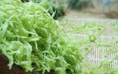 Cho mứt ra đĩa, để nguội và thưởng thức. Màu sắc rất đẹp mắt phải không nào!