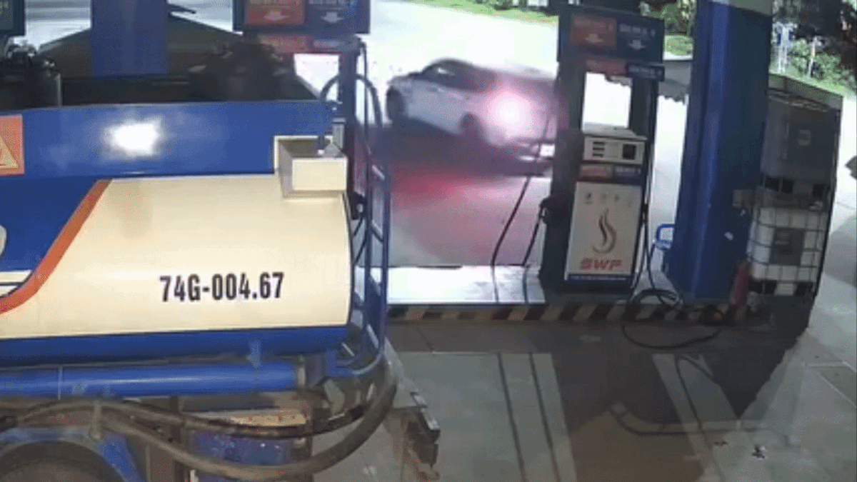 Clip: Lùi xe ẩu tại cây xăng, ô tô húc đổ trụ bơm dung dịch - Báo Tiền Phong
