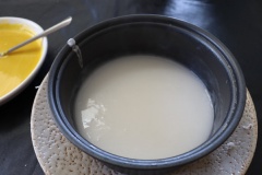 Nước cốt đem đun sôi dưới lửa nhỏ, nêm vào đường và muối rồi cho bột năng vào là hoàn thành phần nước cốt thơm béo, mặn mặn.