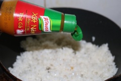 Cho một ít dầu ăn vào chảo, đun nóng rồi cho cơm vào chiên săn hạt. Cho 02 muỗng Xốt nêm đậm đặc thịt gà vào đảo đều tay cho cơm ngấm gia vị. Tiếp đến đập 2 quả trứng vào rồi đảo đều tay cho trứng tơi xốp và quyện vào từng hạt cơm! Khi cơm bắt đầu săn lại và cho mùi thơm thì cho các nguyên liệu đã sơ chế vào đảo đều cho cà rốt và đậu cove chín mềm! Nêm thêm xốt nêm nếu cơm chiên chưa vừa miệng.