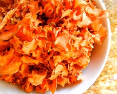 Cho cà rốt lên khay đặt vào lò nướng ở 125-135 độ C trong khoảng 6-12 tiếng đồng hồ là có thể thưởng thức.