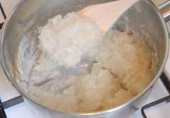 Bây giờ xôi đã hấp xong, vì vậy đổ 120g kem dừa và 100g đường vào nồi và đun nóng trên lửa nhỏ trong khi khuấy cho đến khi đường tan trong kem, sau đó đổ vào nếp đã hấp. Trộn đều với nhiệt độ trung bình thấp, cho đến khi xôi dừa khô một chút (khoảng 10 phút).