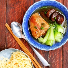 Cách ăn mì vịt tiềm của người Hoa: Trụng mì trứng qua nước sôi khoảng 2 phút để mì mềm. Dọn mì, cải thìa ra tô, múc nước dùng vịt tiềm đã nấu vào đầy tô mì, dùng nóng.