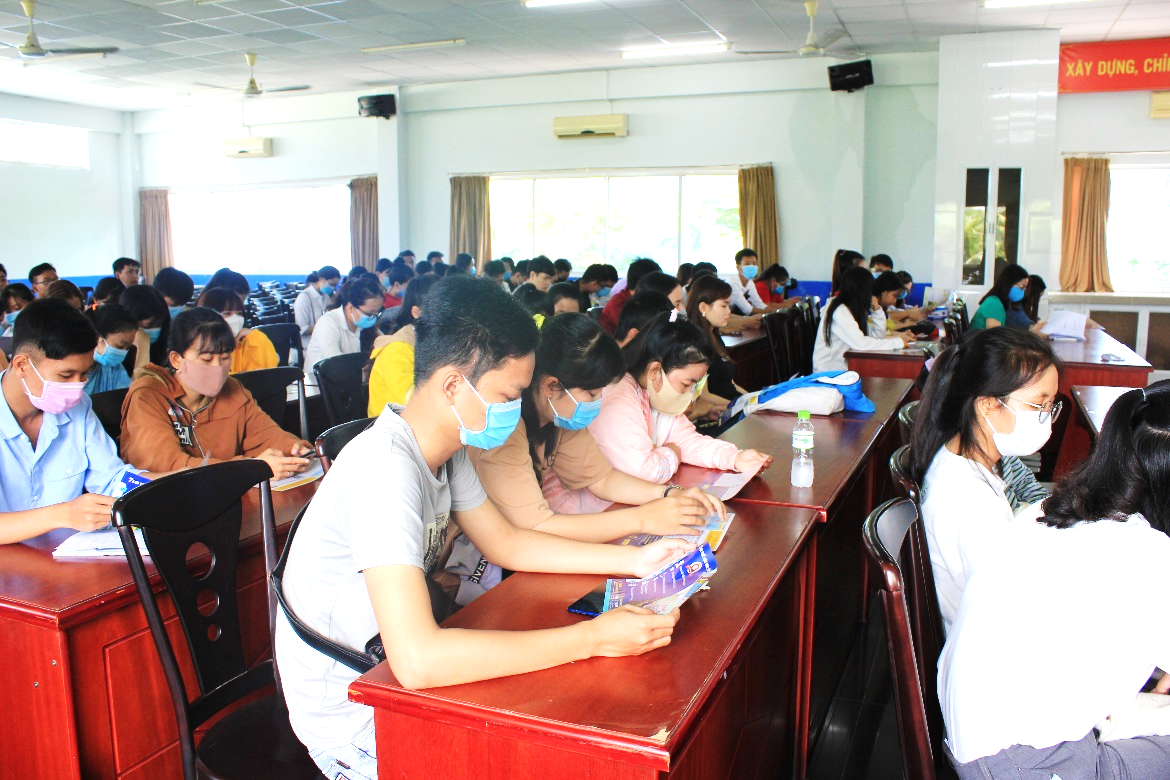 Tình nguyện viên đội hình Tiếp sức mùa thi DLA tham gia tập huấn trước chiến dịch