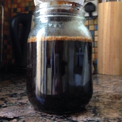 Syrup cà phê đăng đắng, ngòn ngọt thích hợp dùng cùng kem béo, mát lạnh hay làm nước sốt trên các món bánh ngọt cũng cực ngon. Hãy lưu lại công thức và làm ngay cho mình một hũ để dành nào.