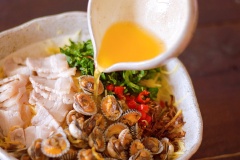 Cho nước tắc đã pha vào, cho thêm vào 2 muỗng canh nước chấm, trộn đều lên.