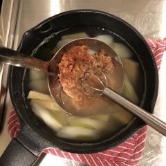 Sau đó, cho 2 muỗng canh tương miso vào khuấy tan đều. Cuối cùng thả rong biển và hành lá vào là hoàn thành rồi đó. Món súp miso măng rong biển cực kì dễ nấu và nhanh chóng cho bạn thưởng thức trong những ngày hè.