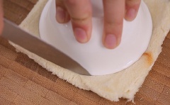 Quết đều hỗn hợp bột mì lên lát bánh mì sandwich. Múc kem vani vào, đặt 1 lát bánh mì sandwich khác lên. Ấn nhẹ các mép để hai nửa bánh mì dính vào nhau. Sử dụng 1 cái đĩa nhỏ, có lòng sâu, đặt lên lát bánh mì sandwich, dùng dao cắt bỏ lớp bánh mì xung quanh ra.
