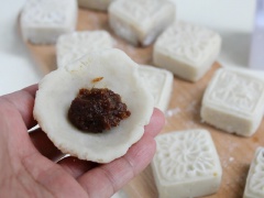 Vê tròn rồi cán mỏng dẹp khối bột khoai mỡ, đặt 1 viên nhân táo tàu vào, bọc kín lại rồi vê tròn. Có thể áo chút bột nếp rang để chống dính nhé! Đặt viên bánh vào khuôn, tạo hình nữa là hoàn tất.