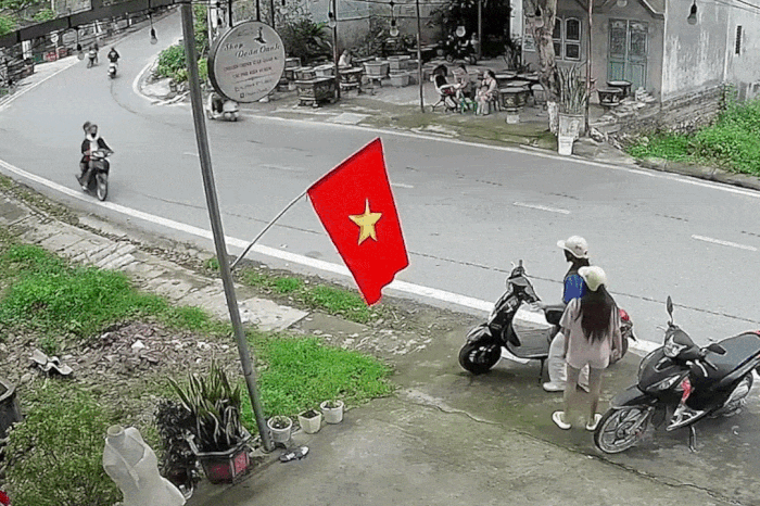 Clip: Hai thanh niên lao xe máy lên vệ đường, đâm đổ xe rồi bỏ chạy - Báo Tiền Phong