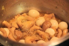 Cách nấu bánh canh ghẹ có nấm và trứng cút: Làm nóng 2 muỗng canh dầu ăn, cho lần lượt nấm bào ngư, hành lá, trứng cút vào xào khoảng 5 phút.