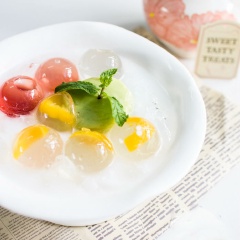 Lấy chè bơ ra khỏi khuôn, đặt viên thạch thêm nước đá và chan nước dừa là bạn đã hoàn thành món tráng miệng này.