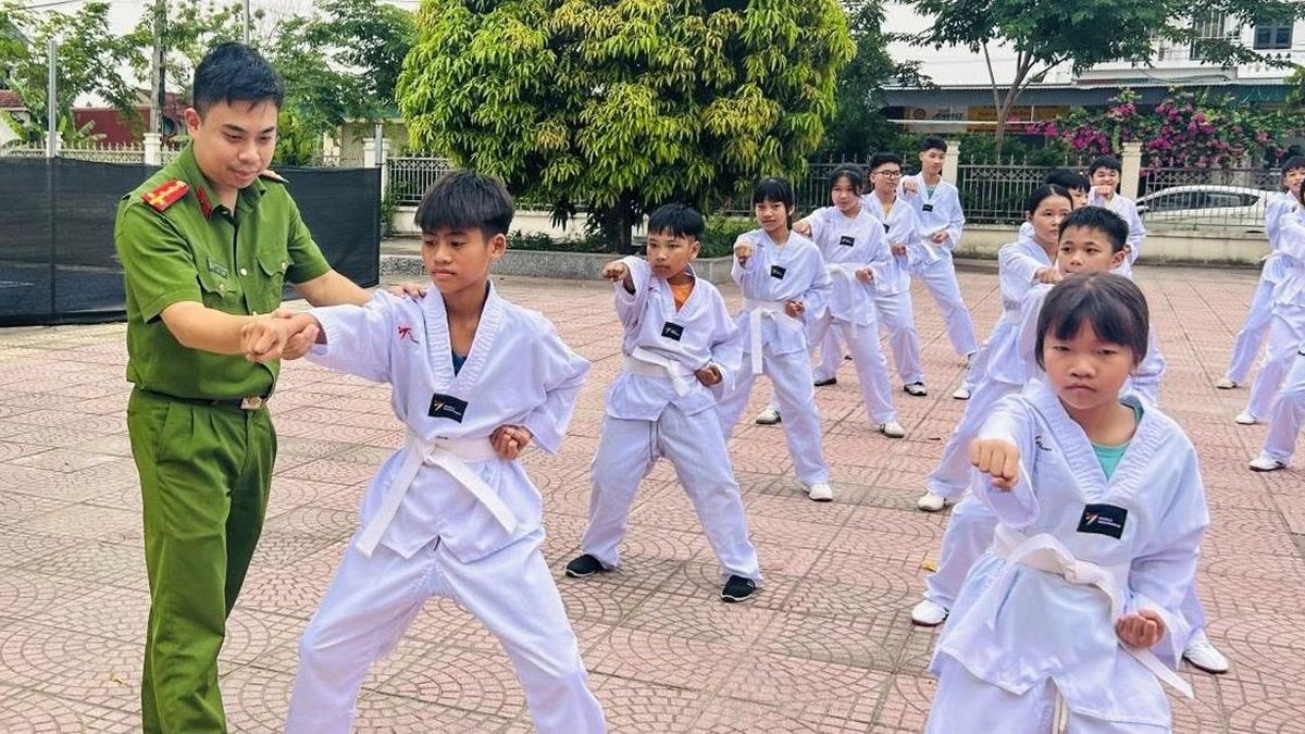 Công an xã mở lớp võ miễn phí cho trẻ em - Báo Tiền Phong