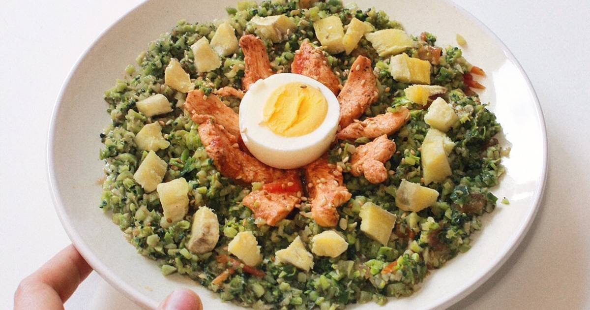 Bông cải xanh xào tiêu + ức gà sốt cà chua