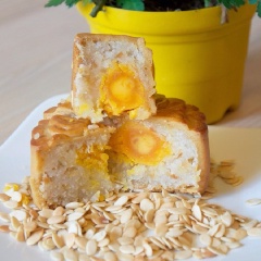 Bánh trung thu dừa hạnh nhân là kiểu bánh trung thu nướng với nhân béo thơm rất điển hình. Đặc biệt có hạnh nhân giòn thơm hấp dẫn khiến các bạn yếu món ngọt phải phát ghiền.