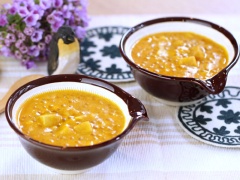 Bạn có thể thưởng thức một bát chè nóng ngay lúc này hoặc chờ nguội chút rồi thêm đá lạnh ăn cho mát. Những viên khoai môn xuất hiện giữa màu vàng rực rỡ của bí đỏ tạo nên sự bắt mắt và hấp dẫn tuyệt vời của bát chè bí đỏ khoai môn làm cho những tín đồ mê chè khó lòng cưỡng nổi.